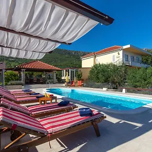 villa-oliva-kastela.splithotels.org/